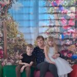 Dziadkowie z wnuczętami.