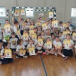 Uczniowie podczas zajęć sportowych.