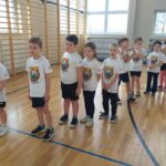 Uczniowie podczas zajęć sportowych.