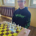 Uczestnicy turnieju szachowego.