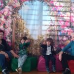 Dziadkowie z wnuczętami.