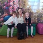 Dziadkowie z wnuczętami.