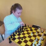 Uczestnicy turnieju szachowego.