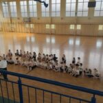 Uczniowie podczas zajęć sportowych.