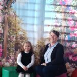 Dziadkowie z wnuczętami.