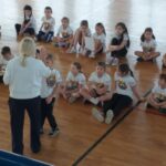 Uczniowie podczas zajęć sportowych.