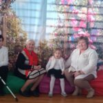 Dziadkowie z wnuczętami.