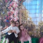 Dziadkowie z wnuczętami.