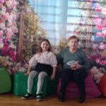 Dziadkowie z wnuczętami.