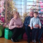 Dziadkowie z wnuczętami.