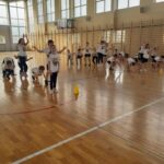 Uczniowie podczas zajęć sportowych.