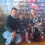 Dziadkowie z wnuczętami.