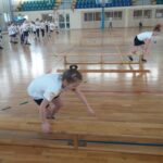 Uczniowie podczas zajęć sportowych.