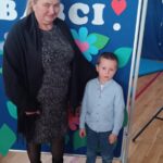 Dziadkowie z wnuczętami.