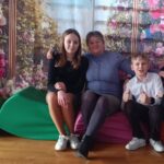 Dziadkowie z wnuczętami.