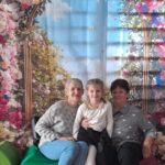 Dziadkowie z wnuczętami.