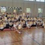 Uczniowie podczas zajęć sportowych.