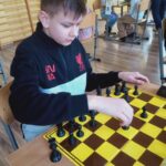 Uczestnicy turnieju szachowego.