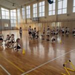 Uczniowie podczas zajęć sportowych.