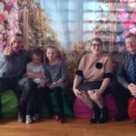 Dziadkowie z wnuczętami.