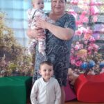 Dziadkowie z wnuczętami.