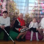 Dziadkowie z wnuczętami.