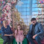 Dziadkowie z wnuczętami.