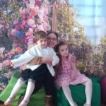 Dziadkowie z wnuczętami.