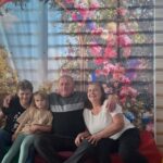 Dziadkowie z wnuczętami.