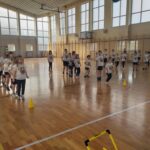 Uczniowie podczas zajęć sportowych.