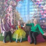 Dziadkowie z wnuczętami.