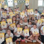 Uczniowie podczas zajęć sportowych.