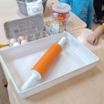 Dzieci robią faworki.