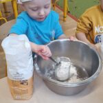 Dzieci robią faworki.