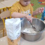 Dzieci robią faworki.