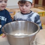 Dzieci robią faworki.