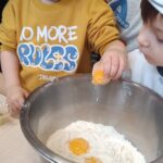 Dzieci robią faworki.