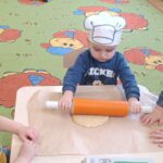 Dzieci robią faworki.