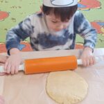 Dzieci robią faworki.