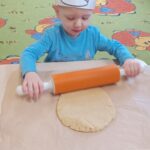 Dzieci robią faworki.