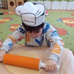 Dzieci robią faworki.