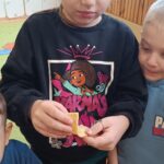 Dzieci robią faworki.