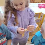 Dzieci robią faworki.