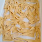 Dzieci robią faworki.