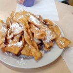 Dzieci robią faworki.