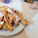 Dzieci robią faworki.