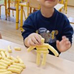 Dzieci budują z chrupek.