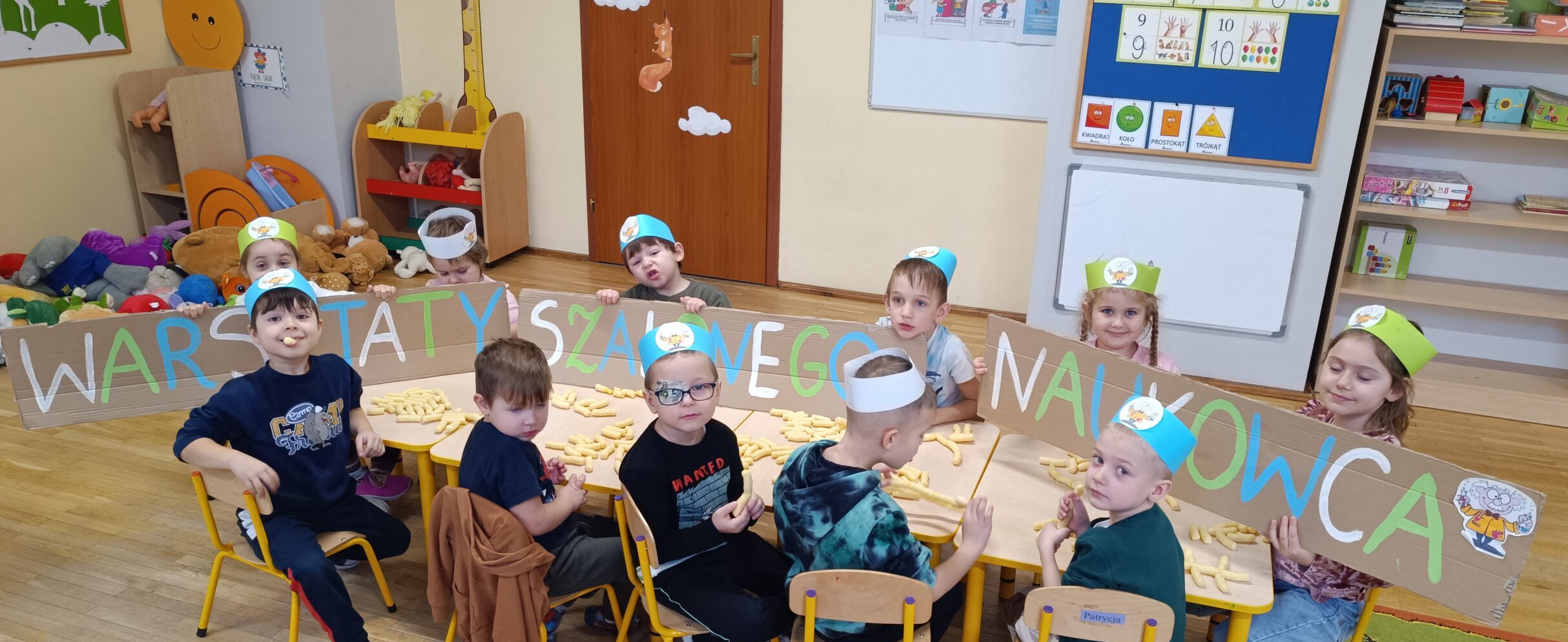 Dzieci budują z chrupek.