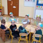 Dzieci budują z chrupek.