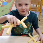 Dzieci budują z chrupek.